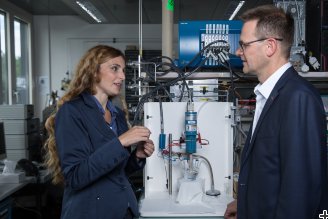 Emiliana Fabbri and Thomas Schmidt in a lab at PSI