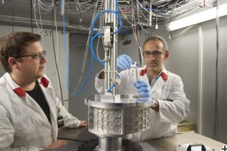 Dr. Nuno Canha (r.) analyzing his lichen in the prompt gamma activation analysis