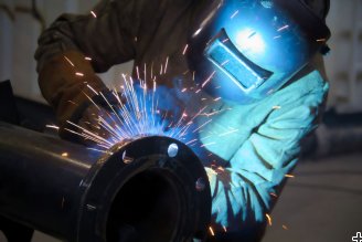 Welding a pipeline. The researchers performed a precise analysis of the joint of welded seams. 