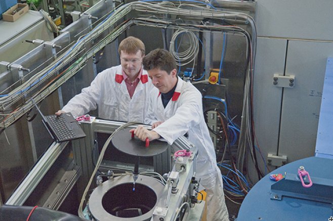 Scientists at the instrument BioDiff