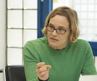 The lead scientist Dr. Pascale Deen is part of a German-French team building a cold chopper spectrometer (CSPEC) at the European Spallation Source (ESS). The world class instrument will measure the time of flight of neutrons scattered by matter and is being developed by scientists from the FRM II and the LLB in France. Since 2016 Deen therefore comes to Garching once a month and joins her team on site. © W. Schürmann / TUM The lead scientist Dr. Pascale Deen is part of a German-French team building a cold chopper spectrometer (CSPEC) at the European Spallation Source (ESS). The world class instrument will measure the time of flight of neutrons scattered by matter and is being developed by scientists from the FRM II and the LLB in France. Since 2016 Deen therefore comes to Garching once a month and joins her team on site. © W. Schürmann / TUM